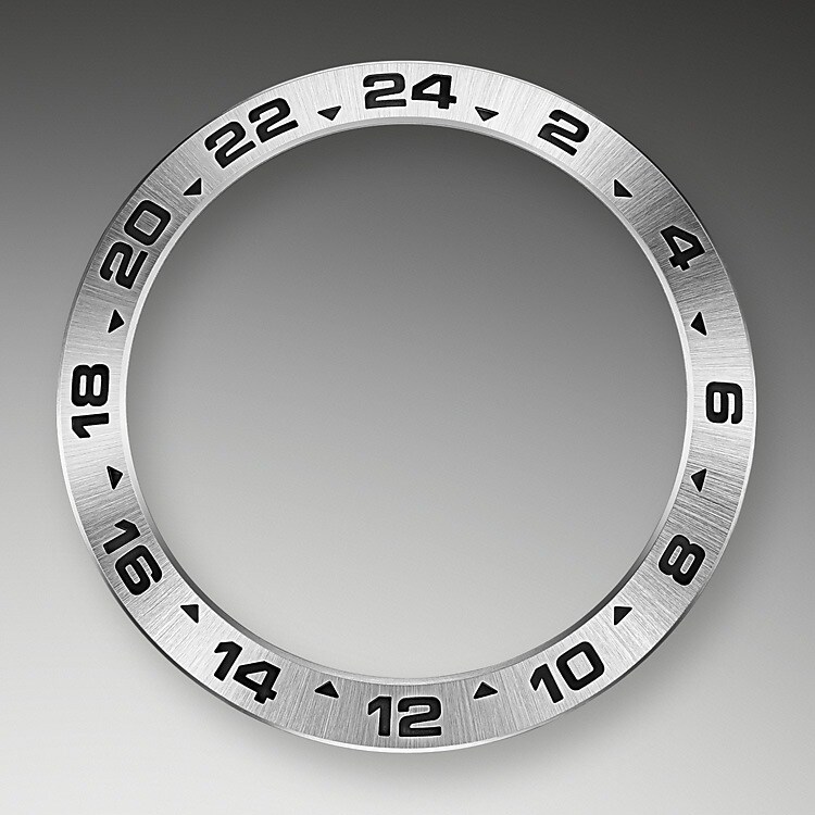 L’Explorer II compte une aiguille 24 heures supplémentaire. Celle-ci effectue le tour du cadran en 24 heures (contrairement aux 12 heures habituellement de mise), indiquant l’heure grâce aux 24 graduations de la lunette fixe. Cette fonction permet à son propriétaire de distinguer les heures du jour et de la nuit, une fonctionnalité essentielle pour ceux qui s’aventurent dans des endroits soumis au règne de l’obscurité, comme les profondeurs des grottes, ou au contraire des lieux où le soleil ne se couche jamais, comme aux pôles en été.