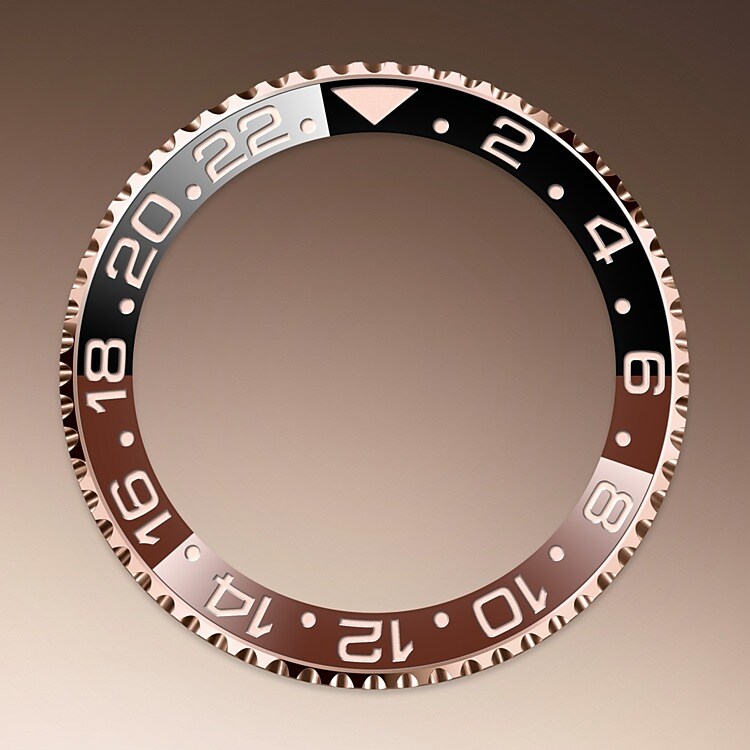 Dieses Modell verfügt über ein Zifferblatt in Schwarz und eine zweifarbige Cerachrom-Zahlenscheibe aus brauner und schwarzer Keramik. In Ergänzung zu den traditionellen Stunden-, Minuten- und Sekundenzeigern besitzt die GMT‑Master II einen zusätzlichen Zeiger mit pfeilförmiger Spitze, der sich in 24 Stunden einmal um das Zifferblatt dreht, sowie eine in beide Richtungen drehbare Lünette mit 24-Stunden-Graduierung. Ein markant gefärbter 24-Stundenzeiger gibt die Referenzzeit an, die auf der Graduierung der Lünette abzulesen ist und die der Zeit in der ersten Zeitzone (zum Beispiel des Wohnorts) entspricht. Die Lokalzeit des Reisenden lässt sich in Einstundensprüngen leicht über einen raffinierten Mechanismus verstellen, der durch die Aufzugskrone zu bedienen ist. Der Stundenzeiger kann unabhängig vom Minuten- und Sekundenzeiger mit dem oder gegen den Uhrzeigersinn verstellt werden. Dies ermöglicht es den Reisenden, die neue Zeitzone einzustellen, ohne dass die Zeitangabe dabei an Präzision einbüßt.