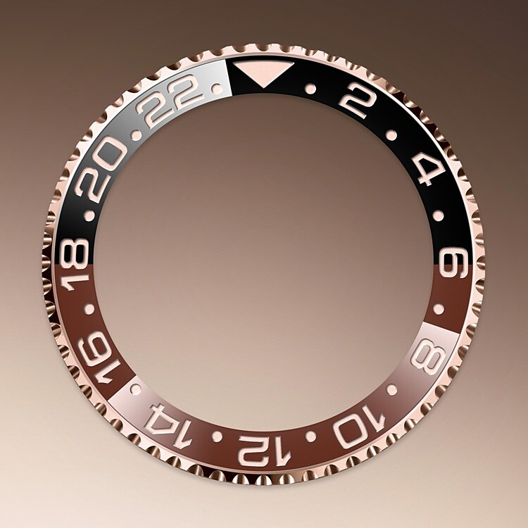 Dieses Modell verfügt über ein Zifferblatt in Schwarz und eine zweifarbige Cerachrom-Zahlenscheibe aus brauner und schwarzer Keramik. In Ergänzung zu den traditionellen Stunden-, Minuten- und Sekundenzeigern besitzt die GMT‑Master II einen zusätzlichen Zeiger mit pfeilförmiger Spitze, der sich in 24 Stunden einmal um das Zifferblatt dreht, sowie eine in beide Richtungen drehbare Lünette mit 24-Stunden-Graduierung. Ein markant gefärbter 24-Stundenzeiger gibt die Referenzzeit an, die auf der Graduierung der Lünette abzulesen ist und die der Zeit in der ersten Zeitzone (zum Beispiel des Wohnorts) entspricht. Die Lokalzeit des Reisenden lässt sich in Einstundensprüngen leicht über einen raffinierten Mechanismus verstellen, der durch die Aufzugskrone zu bedienen ist. Der Stundenzeiger kann unabhängig vom Minuten- und Sekundenzeiger mit dem oder gegen den Uhrzeigersinn verstellt werden. Dies ermöglicht es den Reisenden, die neue Zeitzone einzustellen, ohne dass die Zeitangabe dabei an Präzision einbüßt.