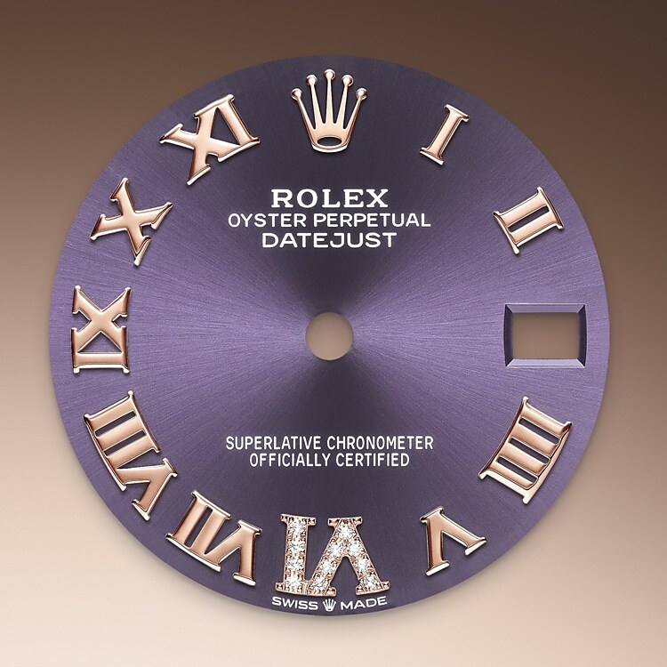 Ce cadran est doté d’un grand VI serti de 11 diamants. La finition soleil permet d’obtenir des reflets ondoyants sur de nombreux cadrans de la collection Oyster Perpetual. Créée par un brossage circulaire continu parfaitement maîtrisé, elle présente des stries allant du centre du cadran vers l’extérieur. En se reflétant de manière à la fois régulière et aléatoire sur ces gravures, la lumière produit un chatoiement délicat et des reflets subtils caractéristiques de cette technique. Une fois la finition soleil réalisée, le cadran est coloré par un traitement PVD ( Physical Vapour Deposition , dépôt physique en phase vapeur) ou par un procédé de galvanoplastie. Une infime couche de vernis lui confère ensuite son rendu final.
