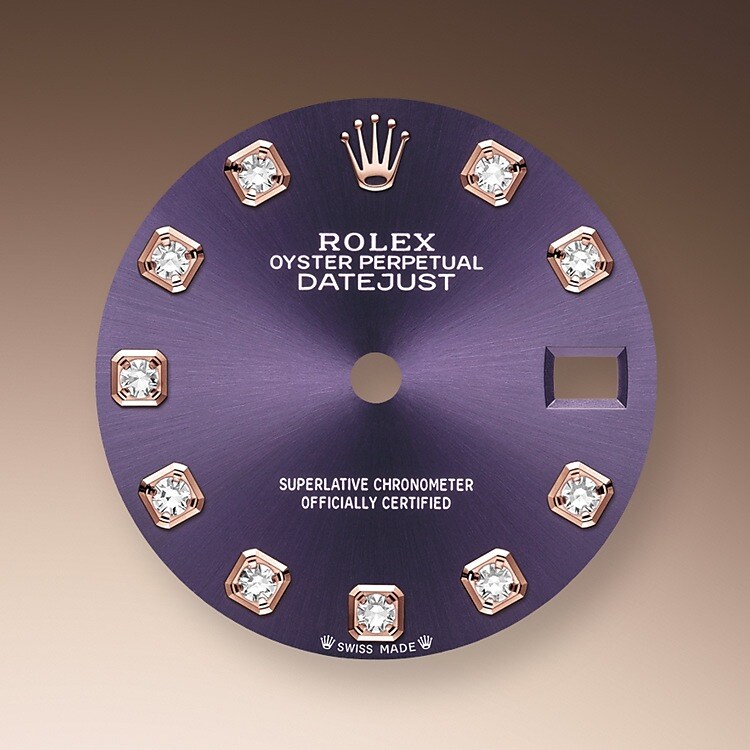 Das Zifferblatt verleiht einer Rolex Armbanduhr ein Gesicht sowie eine eigene Identität und sorgt überdies für perfekte Ablesbarkeit. Jedes Rolex Zifferblatt wird im eigenen Hause kreiert und fast vollständig in Handarbeit hergestellt, um seine Perfektion zu garantieren. Charakteristisches Merkmal sind die Indizes, die stets aus Gold gefertigt werden, um ihr Anlaufen zu verhindern.