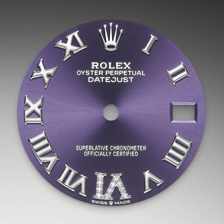 Dieses Zifferblatt verfügt über vergrößerte Ziffer VI mit 11 Diamanten. Der Radialschliff lässt zarte Lichtreflexe auf vielen Zifferblättern der Oyster Perpetual Kollektion entstehen. Er umfasst virtuose Bürsttechniken, mit denen Riffelungen erzeugt werden, die von der Mitte des Zifferblatts her ausstrahlen. Licht fließt an jeder Einkerbung entlang und schafft damit einen charakteristischen subtilen Schimmer, der sich mit der Bewegung des Handgelenks verändert. Sobald der Radialschliff abgeschlossen ist, wird die Farbe anhand des PVD-Verfahrens ( Physical Vapour Deposition , physikalische Gasphasenabscheidung) oder der Galvanoplastik auf das Zifferblatt aufgetragen. Eine dezente Lackierung verleiht dem Zifferblatt sein vollständiges Erscheinungsbild.