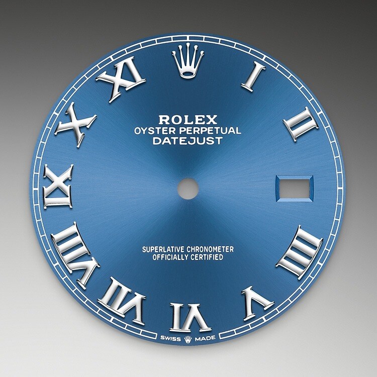 Der Radialschliff lässt zarte Lichtreflexe auf vielen Zifferblättern der Oyster Perpetual Kollektion entstehen. Er umfasst virtuose Bürsttechniken, mit denen Riffelungen erzeugt werden, die von der Mitte des Zifferblatts her ausstrahlen. Licht fließt an jeder Einkerbung entlang und schafft damit einen charakteristischen subtilen Schimmer, der sich mit der Bewegung des Handgelenks verändert. Sobald der Radialschliff abgeschlossen ist, wird die Farbe anhand des PVD-Verfahrens (<i>Physical Vapour Deposition</i>, physikalische Gasphasenabscheidung) oder der Galvanoplastik auf das Zifferblatt aufgetragen. Eine dezente Lackierung verleiht dem Zifferblatt sein vollständiges Erscheinungsbild.