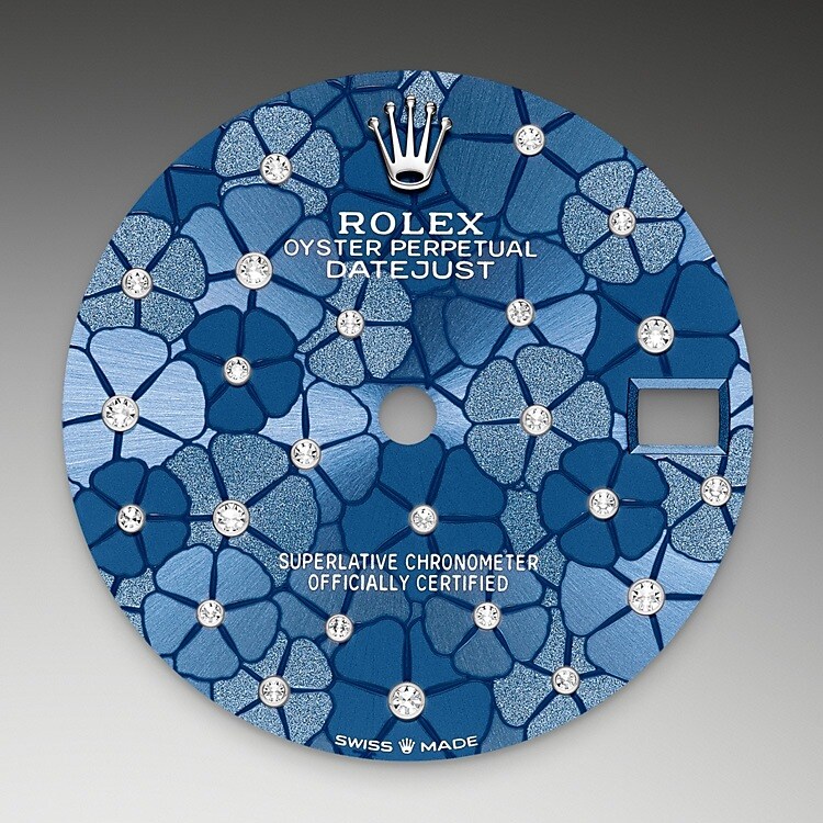 Les cadrans décor floral mêlent trois finitions différentes – soleil, mat et grené. Expression du savoir‑faire cadranier de Rolex, la réalisation de ce décor raffiné a mobilisé des procédés de finition de haute technologie. Ces effets de texture sont rehaussés par le sertissage de 24 diamants aux diamètres variés qui illuminent le cœur de chaque fleur.
