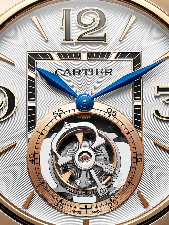 Primer plano de la esfera de un reloj de pulsera Cartier