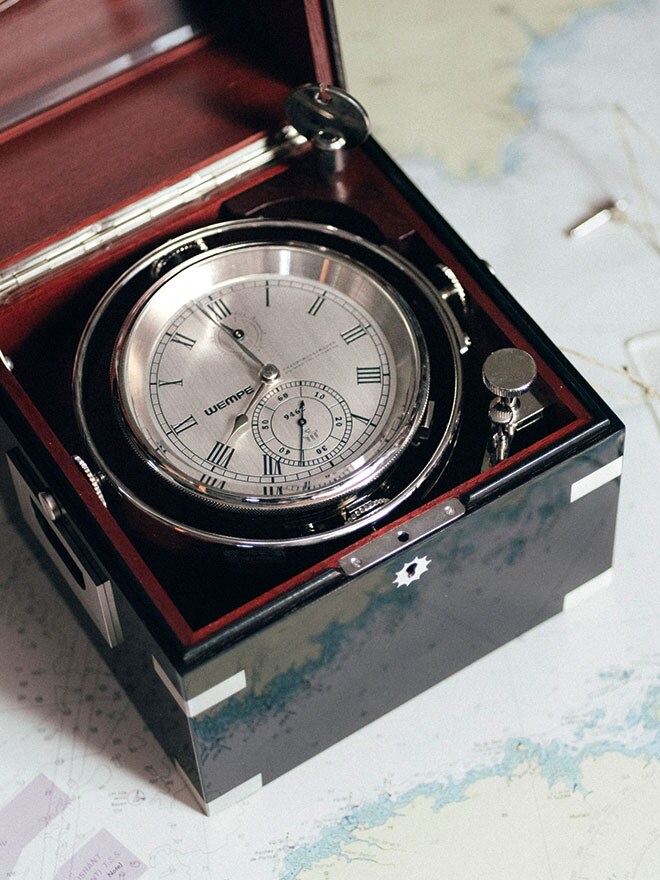 Instrument der Wempe Chronometerwerke auf einer Seekarte