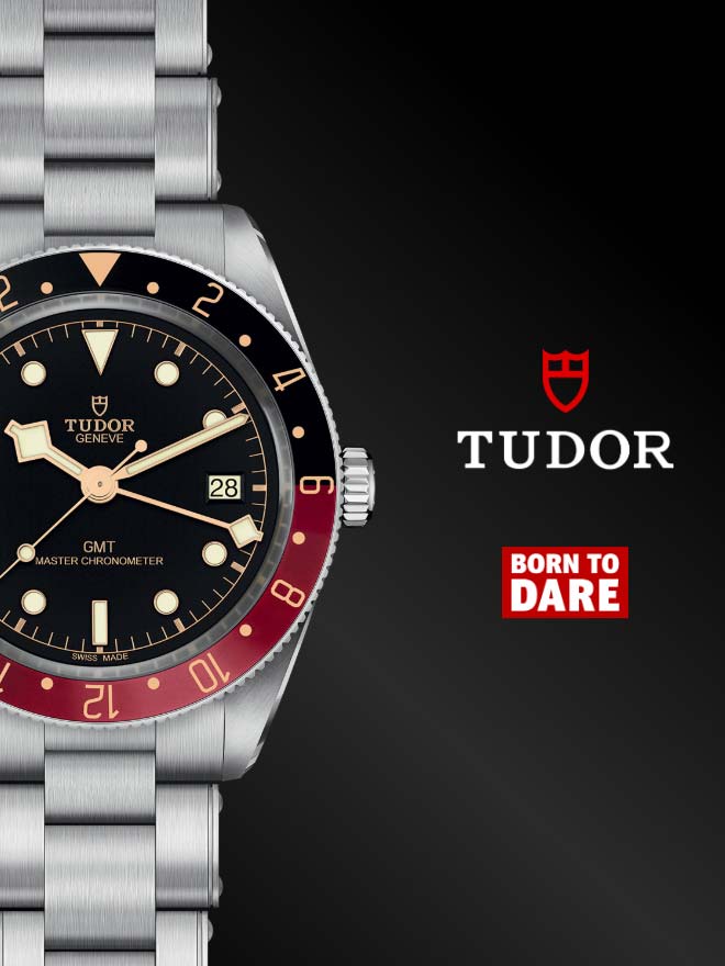 TUDOR Black Bay 58 GMT vor schwarzem Hintergrund