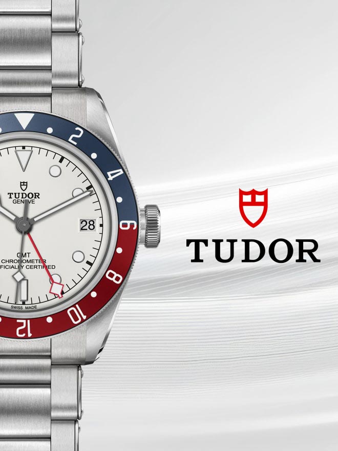TUDOR Black Bay vor einem grauen Hintergrund