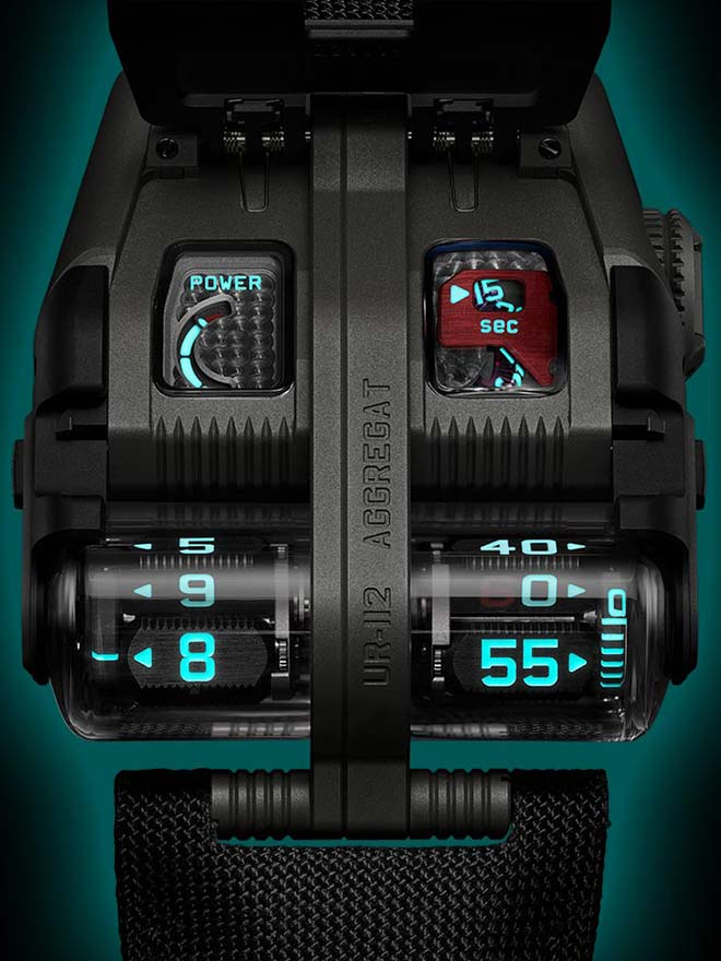 Urwerk UR-112 Aggregat vor einem schwarzen Hintergrund