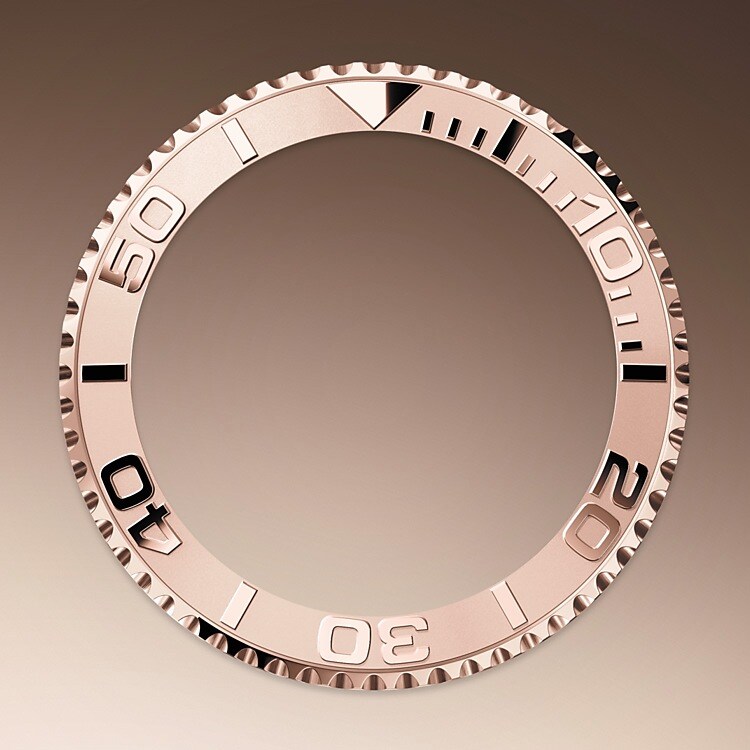 The Yacht-Master’s bidirectional rotatable 60-minute graduated bezel is made entirely from precious metals or fitted with a Cerachrom insert in high-tech ceramic. The raised polished numerals and graduations stand out clearly against a matt, sand-blasted background. This functional bezel – which allows the wearer to calculate, for example, the sailing time between two buoys – is also a key component in the model’s distinctive visual identity.