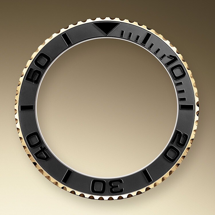La lunette tournante bidirectionnelle graduée 60 minutes de la Yacht‑Master est fabriquée en métaux précieux. Les chiffres et les graduations, polis et en relief, se détachent sur un fond mat à la finition sablée. Cette lunette fonctionnelle, qui permet au porteur de la montre de calculer, par exemple, le temps de parcours entre deux bouées, constitue un autre composant clé de l’identité visuelle caractéristique du modèle.