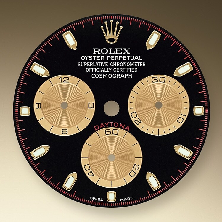 La esfera Negra y color champagne con contadores azurados de este modelo presenta unos índices en aplique de 18 quilates y agujas en Chromalight, un material luminiscente de alta legibilidad. El segundero central permite leer los octavos de segundo con gran precisión, mientras que los dos contadores en la esfera muestran el tiempo transcurrido en horas y minutos. Los pilotos pueden planificar con precisión sus tiempos y tácticas sin error.