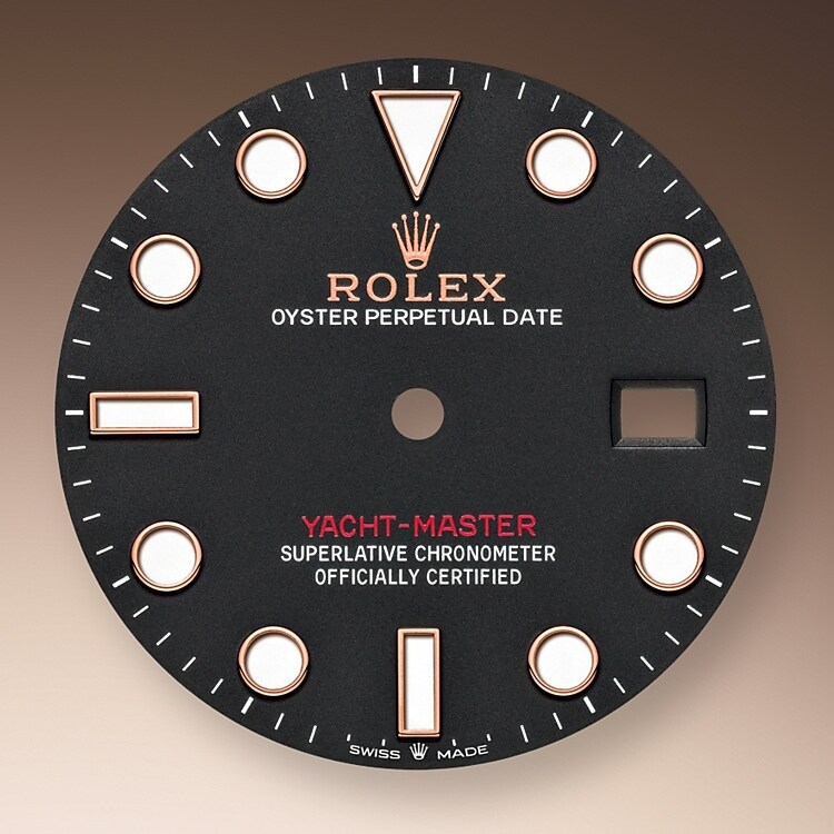 Wie alle Professional Modelle von Rolex lässt sich die Yacht‑Master 40 unter allen Einsatzbedingungen, vor allem im Dunkeln, sehr gut ablesen dank ihrer Chromalight-Anzeige, deren groß bemessene Indizes und breite Zeiger in einfachen Formen – Dreiecke, Kreise und Rechtecke – mit einer lange nachleuchtenden Leuchtmasse beschichtet sind.