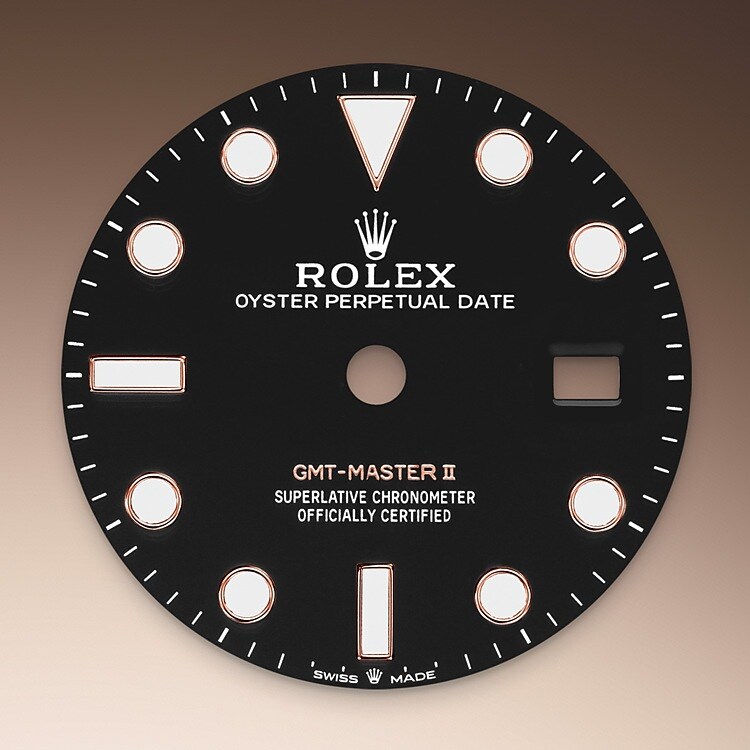 Die GMT‑Master II lässt sich wie alle Rolex Professional Modelle unter jeglichen Einsatzbedingungen, vor allem im Dunklen, sehr gut ablesen dank ihrer Chromalight-Anzeige. Die groß bemessenen Stundenindizes und breiten Zeiger in einfachen Formen – Dreiecke, Kreise und Rechtecke – sind mit einer lange nachleuchtenden Leuchtmasse beschichtet.