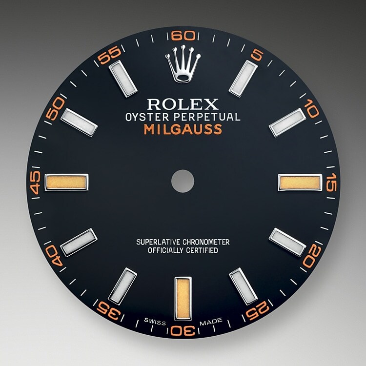 Das Zifferblatt der Milgauss GV ist schwarz mit weißen Leuchtindizes, unterbrochen von orangefarbenen Leuchtindizes bei 3, 6 und 9 Uhr. Das grünschimmernde Saphirglas, das die Ablesbarkeit in keiner Weise beeinträchtigt, ist eine Rolex Innovation.