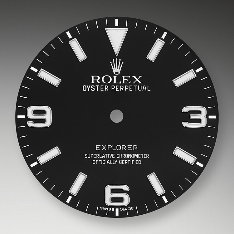 Das Zifferblatt verleiht einer Rolex Armbanduhr ein Gesicht sowie eine eigene Identität und sorgt überdies für perfekte Ablesbarkeit. Die charakteristischen Ziffern 3, 6 und 9 sind beim neuesten Modell der Explorer nunmehr – ebenso wie seine Indizes und die Zeiger – mit einer blauen, sehr lange nachleuchtenden Leuchtmasse beschichtet.