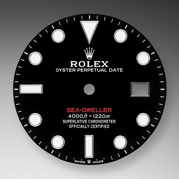 Das schwarze Zifferblatt der Sea-Dweller präsentiert sich mit den breiten Zeigern und Indizes, die den Professional Modellen vorbehalten sind. Der auf dem Zifferblatt in Rot erscheinende Schriftzug „Sea-Dweller“ erinnert an das erste Modell. Die neuartige Chromalight-Anzeige auf dem Zifferblatt bietet eine optimale Ablesbarkeit im Dunkeln und ist dank der einzigartigen, bis zu acht Stunden lang gleichmäßig nachleuchtenden blauen Leuchtmasse nahezu doppelt so lange sichtbar wie Anzeigen mit herkömmlichen Leuchtmaterialien.