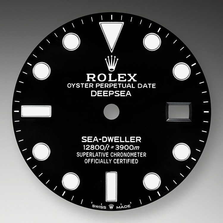 Das Zifferblatt verleiht einer Rolex Armbanduhr ein Gesicht sowie eine eigene Identität und sorgt überdies für perfekte Ablesbarkeit. Jedes Rolex Zifferblatt wird im eigenen Hause kreiert und fast vollständig in Handarbeit hergestellt, um seine Perfektion zu garantieren. Charakteristisches Merkmal sind die Indizes, die stets aus 18 Karat Gold gefertigt werden, um ihr Anlaufen zu verhindern.