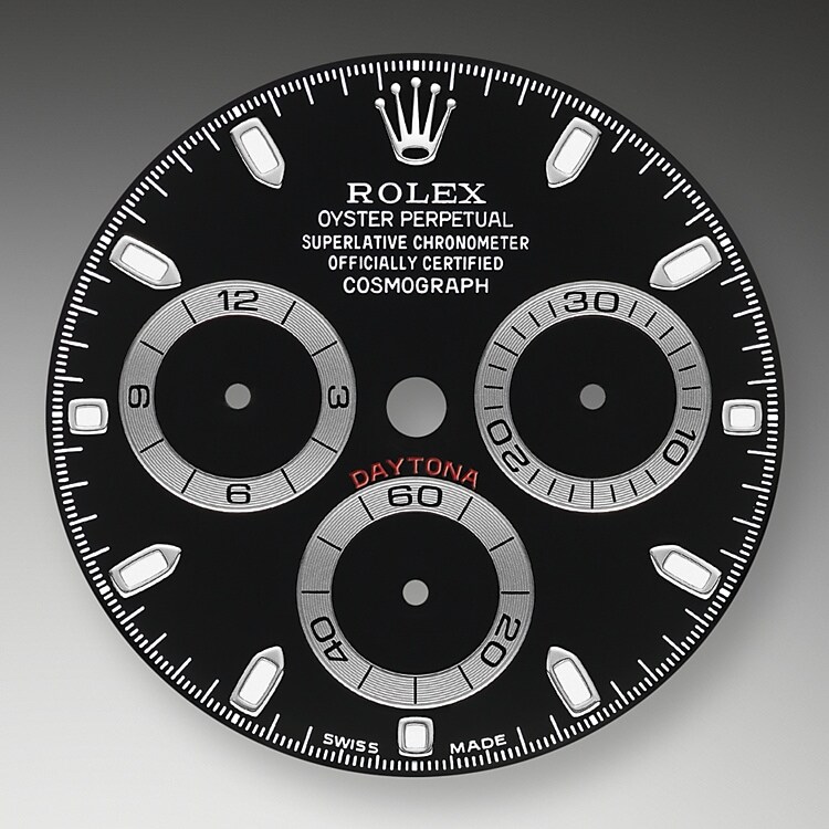 Das Schwarz Zifferblatt mit gewendelten Totalisatoren dieses Modells verfügt über applizierte Indizes aus 18 Karat Gold und Zeiger in Chromalight, einer lange nachleuchtenden Leuchtmasse. Die Zentralsekunde ermöglicht das genaue Ablesen der Achtelsekunde, während die beiden Totalisatoren auf dem Zifferblatt die abgelaufene Zeit in Stunden- und Minutenschritten anzeigen. Dadurch kann ein Rennfahrer seine Zeiten präzise messen und seine Fahrstrategie anpassen.