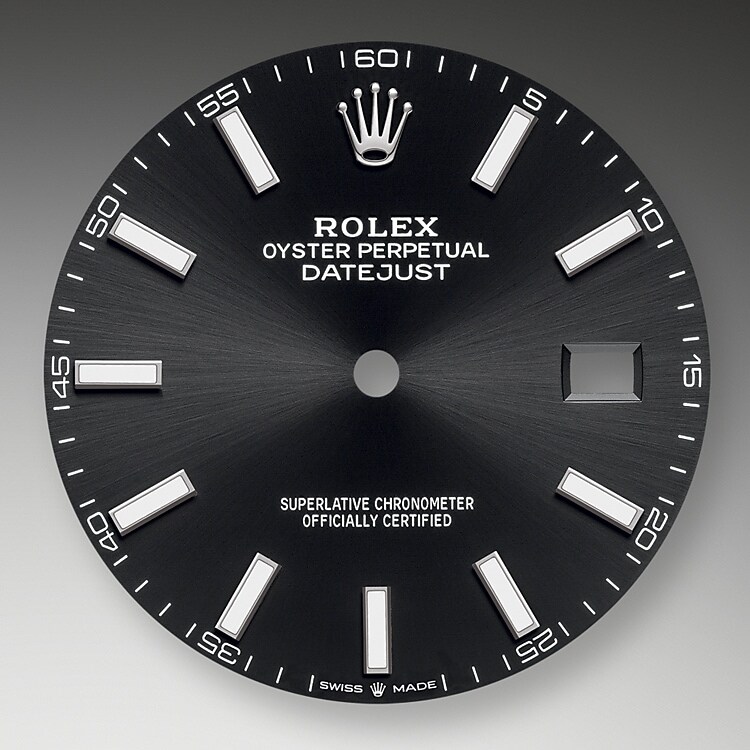 Der Radialschliff auf den Rolex Zifferblättern ist in der Uhrmacherei ein bevorzugtes Verfahren, um Farbe mit einem intensiven Metallton auf das Zifferblatt aufzubringen, wie es bei Silbergrau, Rhodium und Ruthenium der Fall ist.