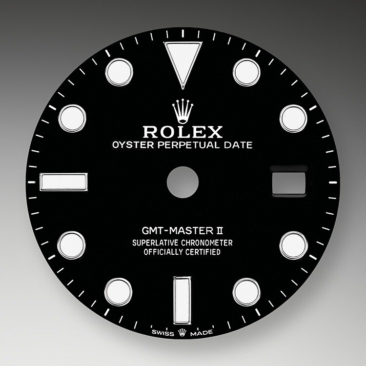 Like all Rolex Professional watches, the GMT-Master II offers exceptional legibility in all circumstances, and especially in the dark, thanks to its Chromalight display. The broad hands and hour markers in simple shapes – triangles, circles, rectangles – are filled with a luminescent material emitting a long-lasting glow.