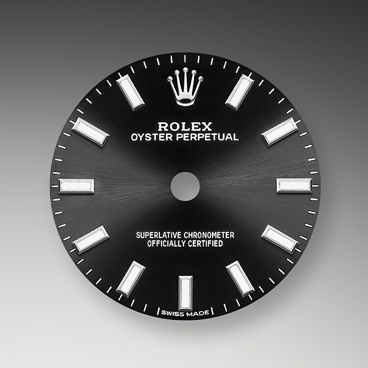 Der Radialschliff auf den Rolex Zifferblättern ist in der Uhrmacherei ein bevorzugtes Verfahren, um Farbe mit einem intensiven Metallton auf das Zifferblatt aufzubringen, wie es bei Silbergrau, Rhodium und Ruthenium der Fall ist.