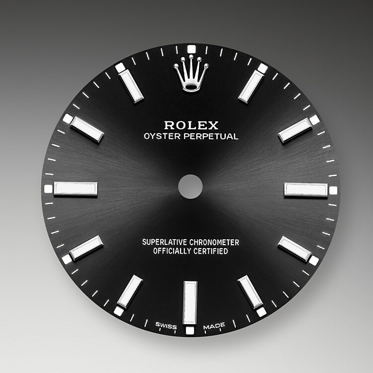 Der Radialschliff auf den Rolex Zifferblättern ist in der Uhrmacherei ein bevorzugtes Verfahren, um Farbe mit einem intensiven Metallton auf das Zifferblatt aufzubringen, wie es bei Silbergrau, Rhodium und Ruthenium der Fall ist.