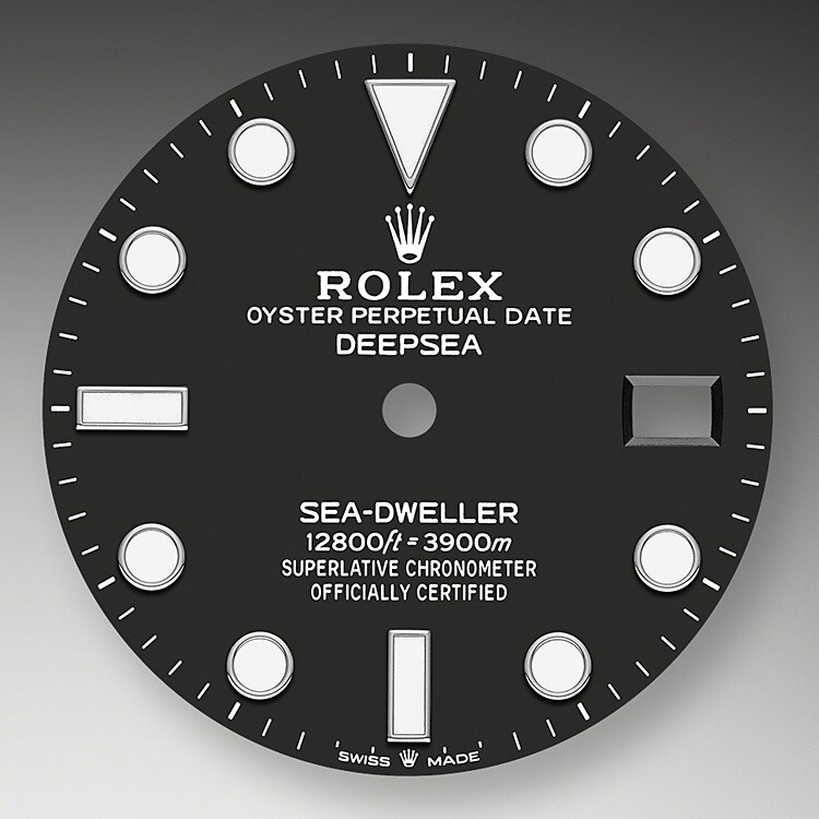Das Zifferblatt verleiht einer Rolex Armbanduhr ein Gesicht sowie eine eigene Identität und sorgt überdies für perfekte Ablesbarkeit. Jedes Rolex Zifferblatt wird im eigenen Hause kreiert und fast vollständig in Handarbeit hergestellt, um seine Perfektion zu garantieren. Charakteristisches Merkmal sind die Indizes, die stets aus Gold gefertigt werden, um ihr Anlaufen zu verhindern.