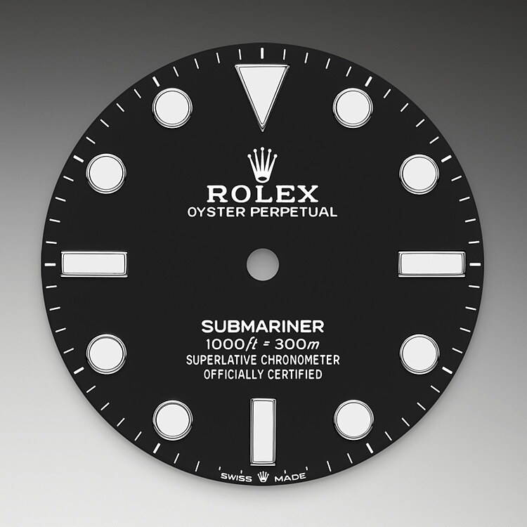 The dial’s luminescent Chromalight display is an innovation that improved visibility in dark environments, an essential feature for divers. Hour markers in simple shapes – triangles, circles, rectangles – and broad hour and minute hands enable instant and reliable reading to prevent any risk of confusion underwater.