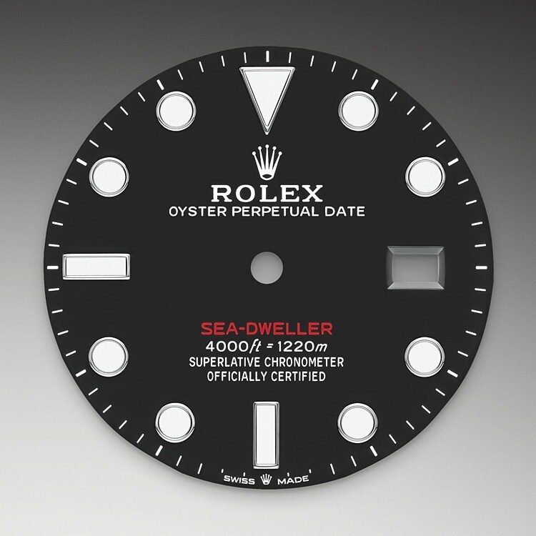 Le cadran noir de la Sea‑Dweller accueille de larges index et aiguilles réservés aux modèles Rolex professionnels. Le cadran arbore le nom « Sea‑Dweller » écrit en rouge, en référence au premier modèle. L’affichage Chromalight du cadran est une innovation qui repousse les limites de la visibilité dans l’obscurité. La lueur bleue dure jusqu’à huit heures, soit près de deux fois plus longtemps que pour les matières luminescentes ordinaires, et ce avec un niveau de luminosité constant.