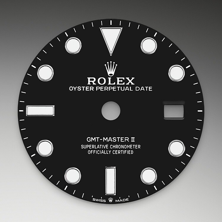 Die GMT‑Master II lässt sich wie alle Rolex Professional Modelle unter jeglichen Einsatzbedingungen, vor allem im Dunklen, sehr gut ablesen dank ihrer Chromalight-Anzeige. Die groß bemessenen Stundenindizes und breiten Zeiger in einfachen Formen – Dreiecke, Kreise und Rechtecke – sind mit einer lange nachleuchtenden Leuchtmasse beschichtet.