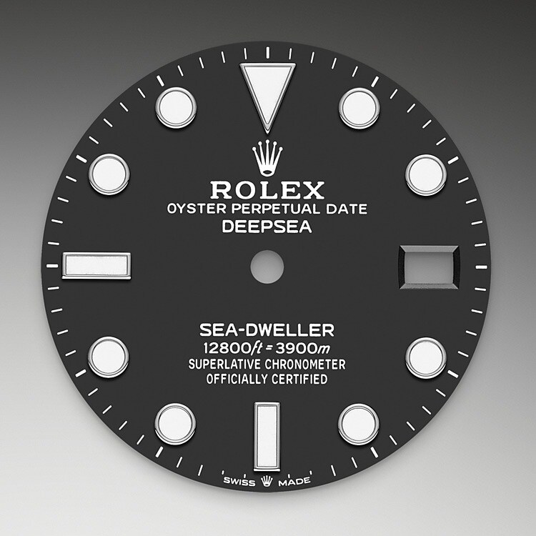 The dial’s luminescent Chromalight display is an innovation that improved visibility in dark environments, an essential feature for divers. Hour markers in simple shapes – triangles, circles, rectangles – and broad hour and minute hands enable instant and reliable reading to prevent any risk of confusion underwater.