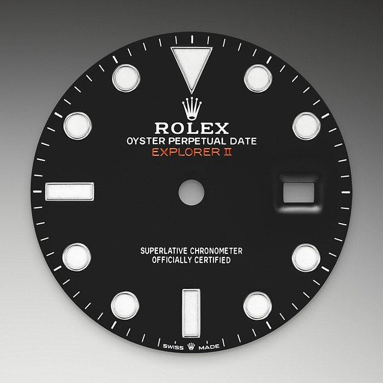 En plus d’afficher la date, l’Explorer II se distingue par une aiguille 24 heures additionnelle orange et par une lunette fixe graduée 24 heures qui permettent de différencier les heures du jour de celles de la nuit. Elle sera adoptée par les spéléologues, les volcanologues et les explorateurs des régions polaires. Ses index et aiguilles présentent un affichage Chromalight haute lisibilité avec luminescence bleue longue durée.