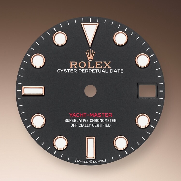 Wie alle Professional Modelle von Rolex lässt sich die Yacht‑Master 37 unter allen Einsatzbedingungen, vor allem im Dunkeln, sehr gut ablesen dank ihrer Chromalight-Anzeige, deren groß bemessene Indizes und breite Zeiger in einfachen Formen – Dreiecke, Kreise und Rechtecke – mit einer lange nachleuchtenden Leuchtmasse beschichtet sind.