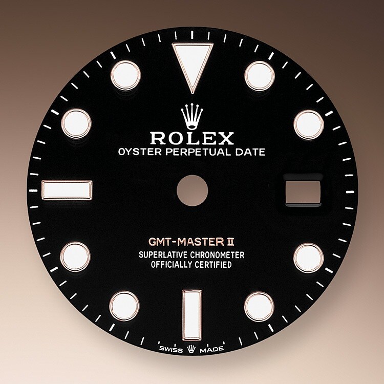 Comme toutes les montres Professionnelles de Rolex, la GMT-Master II offre une très grande lisibilité en toutes circonstances, notamment dans l’obscurité, grâce à son affichage Chromalight. Les larges aiguilles et les index aux formes simples (triangles, cercles et rectangles) sont recouverts de matière luminescente longue durée.