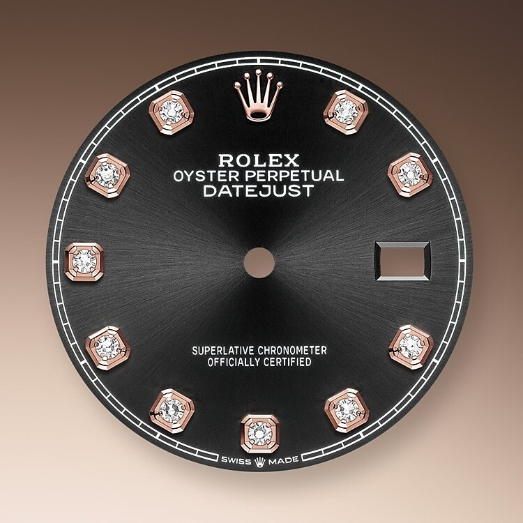 Der Radialschliff auf den Rolex Zifferblättern ist in der Uhrmacherei ein bevorzugtes Verfahren, um Farbe mit einem intensiven Metallton auf das Zifferblatt aufzubringen, wie es bei Silbergrau, Rhodium und Ruthenium der Fall ist.
