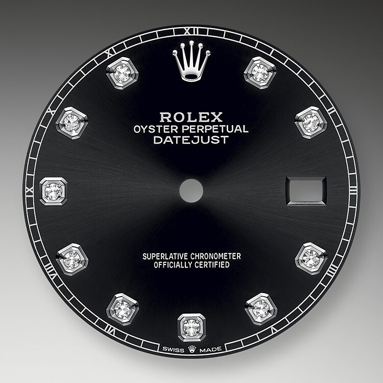 Der Radialschliff auf den Rolex Zifferblättern ist in der Uhrmacherei ein bevorzugtes Verfahren, um Farbe mit einem intensiven Metallton auf das Zifferblatt aufzubringen, wie es bei Silbergrau, Rhodium und Ruthenium der Fall ist.