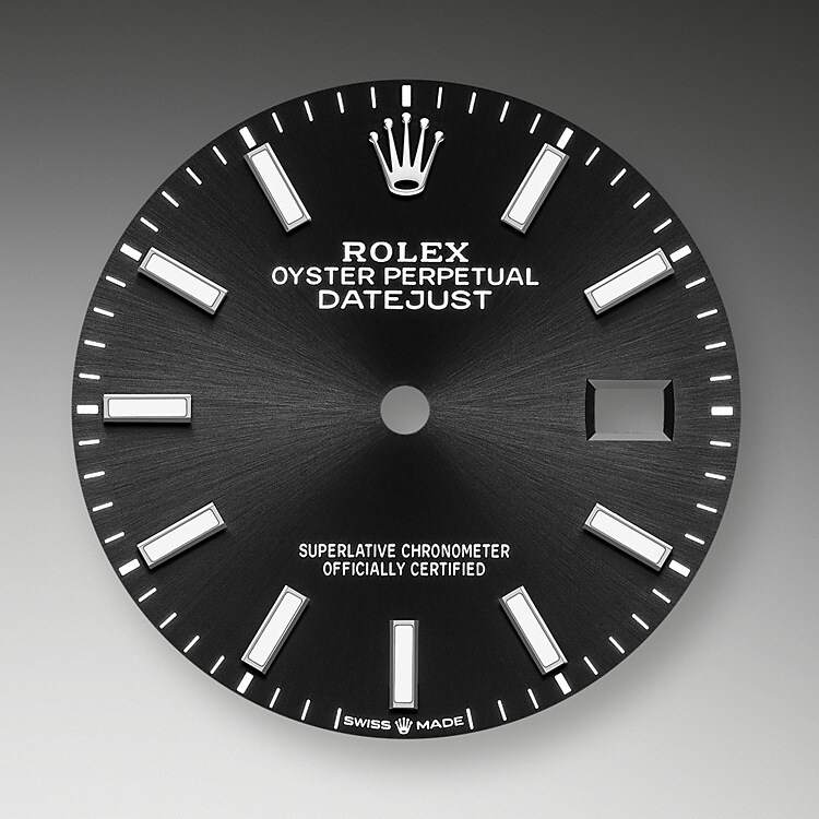 Der Radialschliff auf den Rolex Zifferblättern ist in der Uhrmacherei ein bevorzugtes Verfahren, um Farbe mit einem intensiven Metallton auf das Zifferblatt aufzubringen, wie es bei Silbergrau, Rhodium und Ruthenium der Fall ist. Meistens dient eine galvanische Versilberung als Grundschicht für den Radialschliff. Auf die so vorbereiteten Zifferblätter wird dann eine weitere Farbe aufgetragen. Manchmal werden Farbtöne − wie Champagner − aus mehreren Metallen erzeugt.