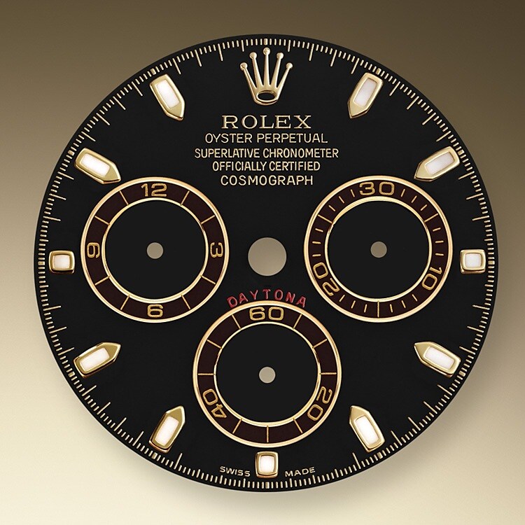 Das Schwarz Zifferblatt mit gewendelten Totalisatoren dieses Modells verfügt über applizierte Indizes aus 18 Karat Gold und Zeiger in Chromalight, einer lange nachleuchtenden Leuchtmasse. Die Zentralsekunde ermöglicht das genaue Ablesen der Achtelsekunde, während die beiden Totalisatoren auf dem Zifferblatt die abgelaufene Zeit in Stunden- und Minutenschritten anzeigen. Dadurch kann ein Rennfahrer seine Zeiten präzise messen und seine Fahrstrategie anpassen.