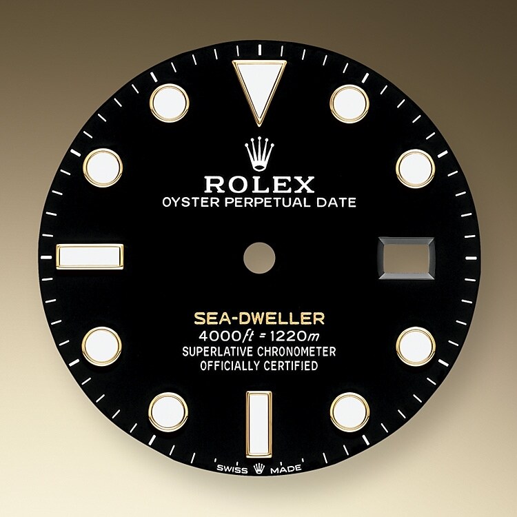 Das schwarze Zifferblatt der Sea-Dweller präsentiert sich mit den breiten Zeigern und Indizes, die den Professional Modellen vorbehalten sind. Der gelbe Schriftzug „Sea-Dweller“ auf dem Zifferblatt ist farblich auf das 18 Karat Gelbgold abgestimmt. Bei der 2017 neu aufgelegten Sea-Dweller erschien diese Aufschrift – wie bei dem ursprünglichen Modell – in Rot. Die neuartige Chromalight-Anzeige auf dem Zifferblatt bietet eine optimale Ablesbarkeit im Dunkeln und ist dank der einzigartigen, bis zu acht Stunden lang gleichmäßig nachleuchtenden blauen Leuchtmasse nahezu doppelt so lange sichtbar wie Anzeigen mit herkömmlichen Leuchtmaterialien.