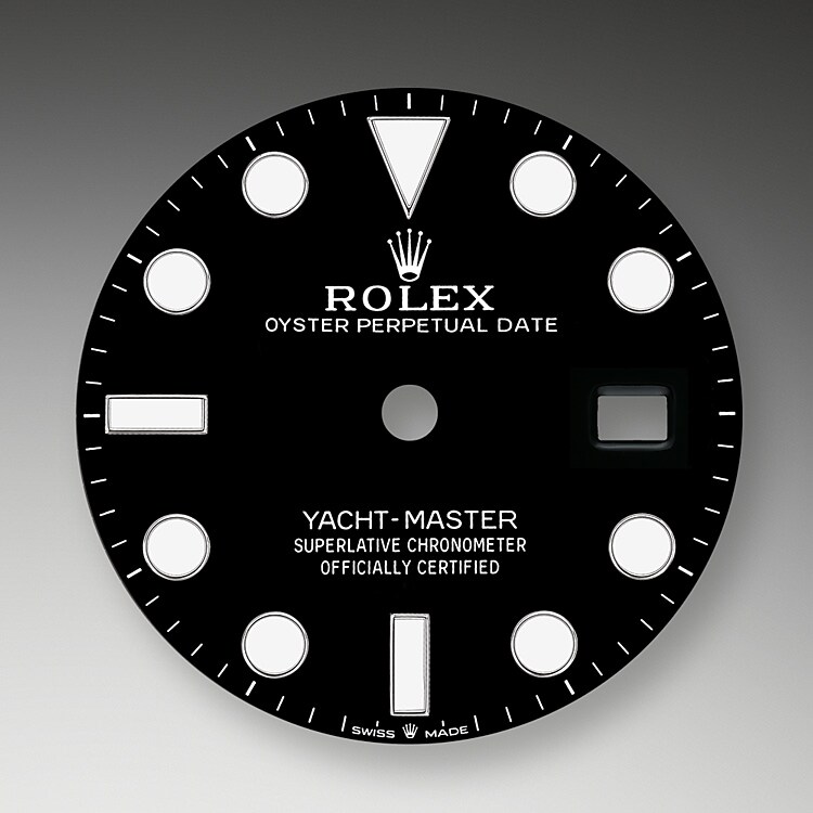 Wie alle Professional Modelle von Rolex lässt sich die Yacht-Master 42 unter allen Einsatzbedingungen, vor allem im Dunkeln, sehr gut ablesen dank ihrer Chromalight-Anzeige, deren groß bemessene Indizes und breite Zeiger in einfachen Formen – Dreiecke, Kreise und Rechtecke – mit einer lange nachleuchtenden Leuchtmasse beschichtet sind.