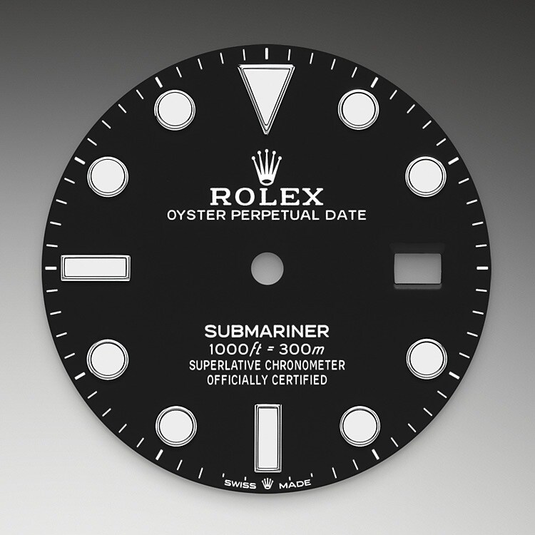 The dial’s luminescent Chromalight display is an innovation that improved visibility in dark environments, an essential feature for divers. Hour markers in simple shapes – triangles, circles, rectangles – and broad hour and minute hands enable instant and reliable reading to prevent any risk of confusion underwater.