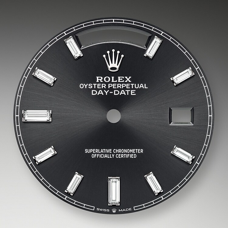Der Radialschliff auf den Rolex Zifferblättern ist in der Uhrmacherei ein bevorzugtes Verfahren, um Farbe mit einem intensiven Metallton auf das Zifferblatt aufzubringen, wie es bei Silbergrau, Rhodium und Ruthenium der Fall ist.
