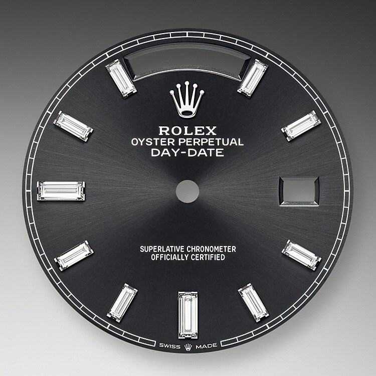 Der Radialschliff auf den Rolex Zifferblättern ist in der Uhrmacherei ein bevorzugtes Verfahren, um Farbe mit einem intensiven Metallton auf das Zifferblatt aufzubringen, wie es bei Silbergrau, Rhodium und Ruthenium der Fall ist.