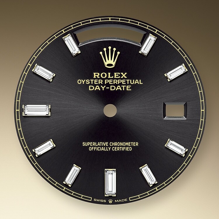 Der Radialschliff auf den Rolex Zifferblättern ist in der Uhrmacherei ein bevorzugtes Verfahren, um Farbe mit einem intensiven Metallton auf das Zifferblatt aufzubringen, wie es bei Silbergrau, Rhodium und Ruthenium der Fall ist.