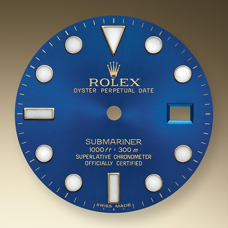 Eine blaue Keramiklünette mit einem blauen Zifferblatt auf einer Submariner ist Uhren vorbehalten, die Edelmetalle enthalten: Rolesor, eine Kombination aus Edelstahl Oystersteel und 18 Karat Geldgold oder eine Submariner in massivem 18 Karat Geldgold oder massivem 18 Karat Weißgold. Mit ihrer neuartigen Leuchtmasse sorgt die Chromalight-Anzeige des Zifferblatts für eine verbesserte Ablesbarkeit im Dunkeln, was für Taucher von wesentlicher Bedeutung ist. Dreieckig, rund, rechteckig: Die Indizes sind mit ihrer schlichten Form und sinnvollen Anordnung schnell und eindeutig abzulesen – ebenso wie die breiten Stunden- und Minutenzeiger, wodurch jegliche Verwechslungsgefahr unter Wasser vermieden wird.