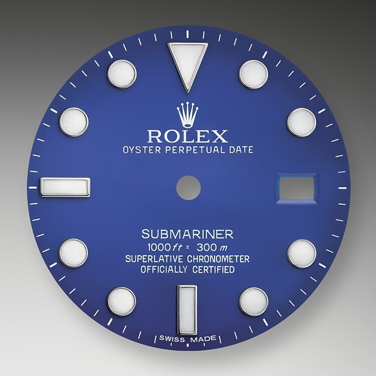 Eine blaue Keramiklünette mit einem blauen Zifferblatt auf einer Submariner ist Uhren vorbehalten, die Edelmetalle enthalten: Rolesor, eine Kombination aus Edelstahl Oystersteel und 18 Karat Geldgold oder eine Submariner in massivem 18 Karat Geldgold oder massivem 18 Karat Weißgold. Mit ihrer neuartigen Leuchtmasse sorgt die Chromalight-Anzeige des Zifferblatts für eine verbesserte Ablesbarkeit im Dunkeln, was für Taucher von wesentlicher Bedeutung ist. Dreieckig, rund, rechteckig: Die Indizes sind mit ihrer schlichten Form und sinnvollen Anordnung schnell und eindeutig abzulesen – ebenso wie die breiten Stunden- und Minutenzeiger, wodurch jegliche Verwechslungsgefahr unter Wasser vermieden wird.