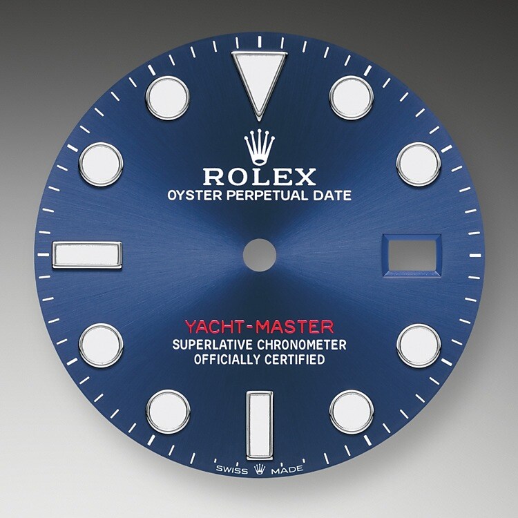 Wie alle Professional Modelle von Rolex lässt sich die Yacht-Master 40 unter allen Einsatzbedingungen, vor allem im Dunkeln, sehr gut ablesen dank ihrer Chromalight-Anzeige, deren groß bemessene Indizes und breite Zeiger in einfachen Formen – Dreiecke, Kreise und Rechtecke – mit einer lange nachleuchtenden Leuchtmasse beschichtet sind.