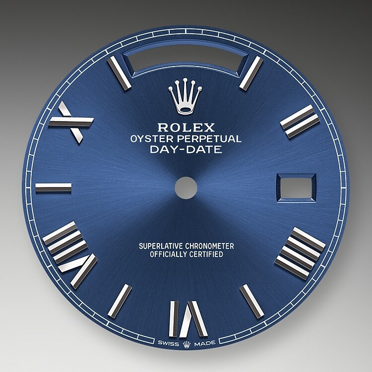 Der Radialschliff auf den Rolex Zifferblättern ist in der Uhrmacherei ein bevorzugtes Verfahren, um Farbe mit einem intensiven Metallton auf das Zifferblatt aufzubringen, wie es bei Silbergrau, Rhodium und Ruthenium der Fall ist. Meistens dient eine galvanische Versilberung als Grundschicht für den Radialschliff. Auf die so vorbereiteten Zifferblätter wird dann eine weitere Farbe aufgetragen. Manchmal werden Farbtöne − wie Champagner − aus mehreren Metallen erzeugt.