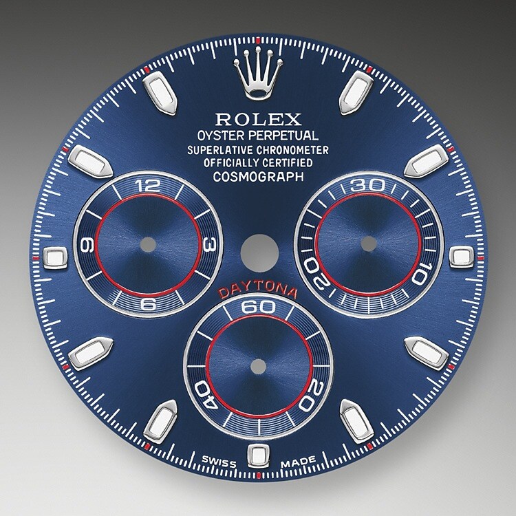 Das Blau Zifferblatt mit gewendelten Totalisatoren dieses Modells verfügt über applizierte Indizes aus 18 Karat Gold und Zeiger in Chromalight, einer lange nachleuchtenden Leuchtmasse. Die Zentralsekunde ermöglicht das genaue Ablesen der Achtelsekunde, während die beiden Totalisatoren auf dem Zifferblatt die abgelaufene Zeit in Stunden- und Minutenschritten anzeigen. Dadurch kann ein Rennfahrer seine Zeiten präzise messen und seine Fahrstrategie anpassen.